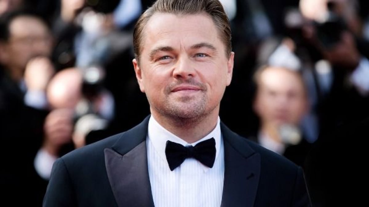21 brutal tweets roasting Leonardo DiCaprio for refusing to date anyone over 25.