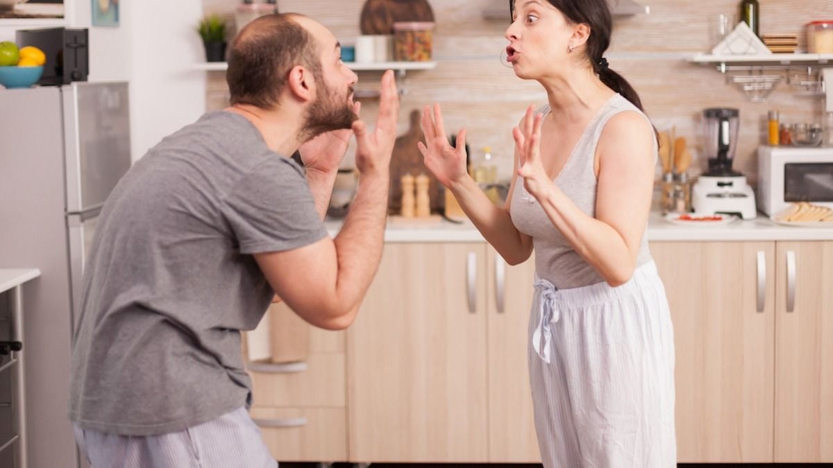 Украинское домашнее разговоры. Ссора на кухне. Woman and man at Kitchen. Ссоры на кухне муж не доволен едой. The quarrel of a man and a woman.