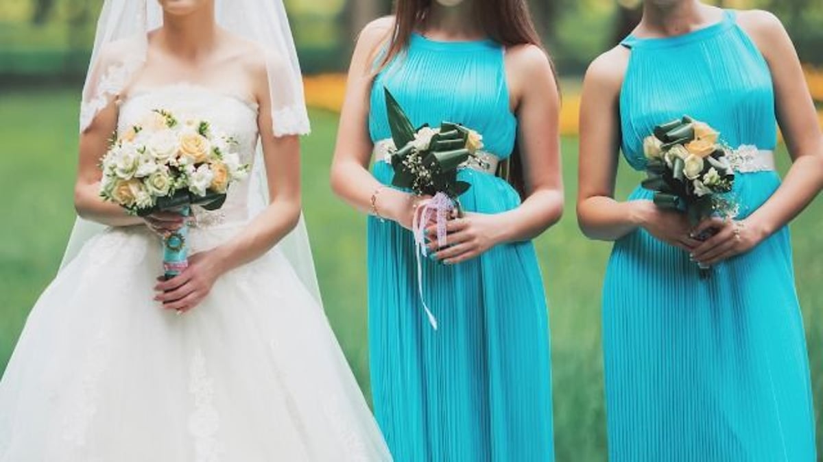 'Prettier' sister of bride refuses to wear teal; bride says 'she’s already going to stand out.'