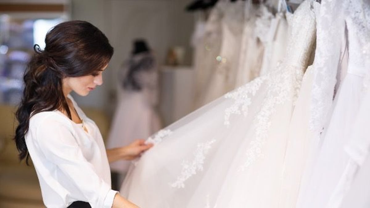 Примерка свадебного платья. Примерка свадебного платья. Примерочная в свадебном салоне. Продавец свадебных. Продавец свадебных.