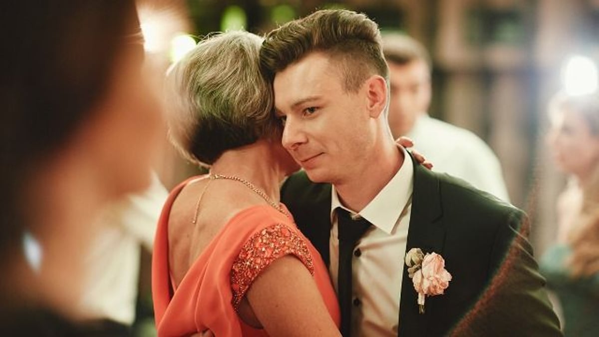 Groom kicks mom out of wedding for showing up with late wife's parents. AITA?