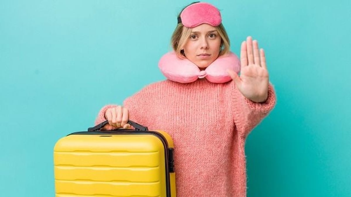'AITA for pretending not to know my fiancé after she had a meltdown on a plane?'