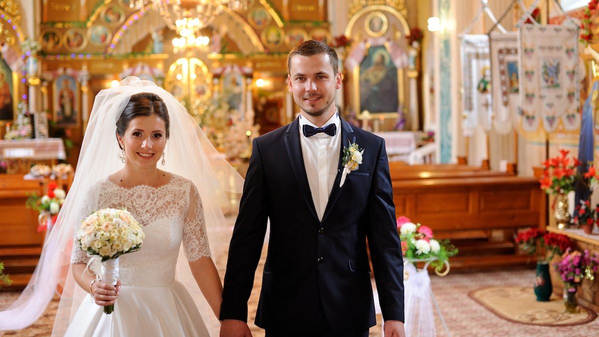 Bride's MIL pulls entire family out of wedding after having to wait 10 minutes. UPDATED