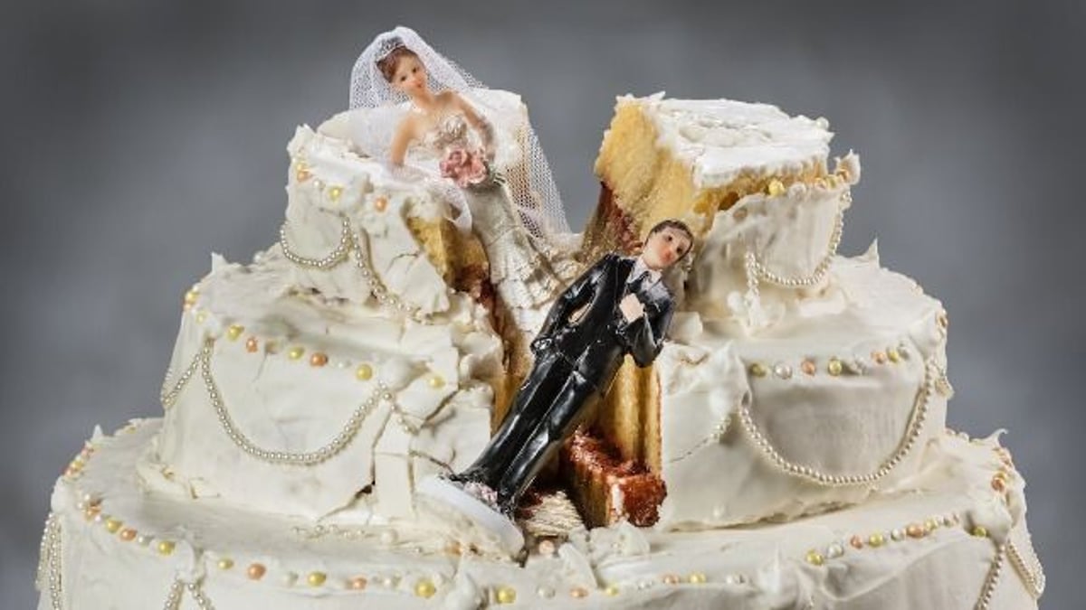 MIL scrapes all of the icing off bride's wedding cake, bride waits to return the favor.