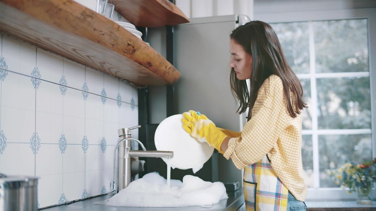 Mom tells daughter it's 'lazy' to let dishes soak too long, they get in argument. UPDATED 2X.
