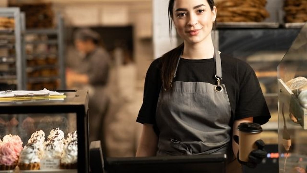 Woman Wont Let Niece Help At Bakery Sil Says Youre Breaking Her