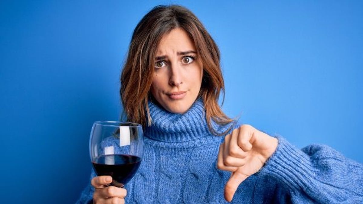 Sober lady bans all alcohol from family Xmas celebration, but the fam revolts.