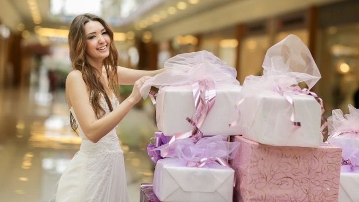 Uninvited wedding guest demands gift back; bride refuses.
