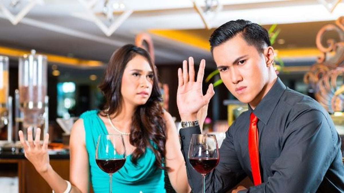 Man tells GF to pay for wine glass she broke; GF says, 'are you kidding me?' AITA?