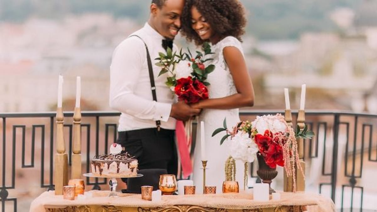 Woman doesn't bring nice tray to wedding since 'it'll get stolen,' BF tells wedding couple.