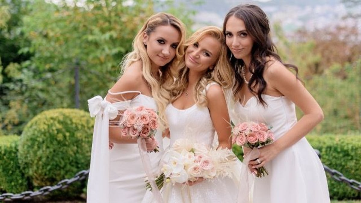 Bride tells sister to wear white to her wedding then changes her mind a week before.