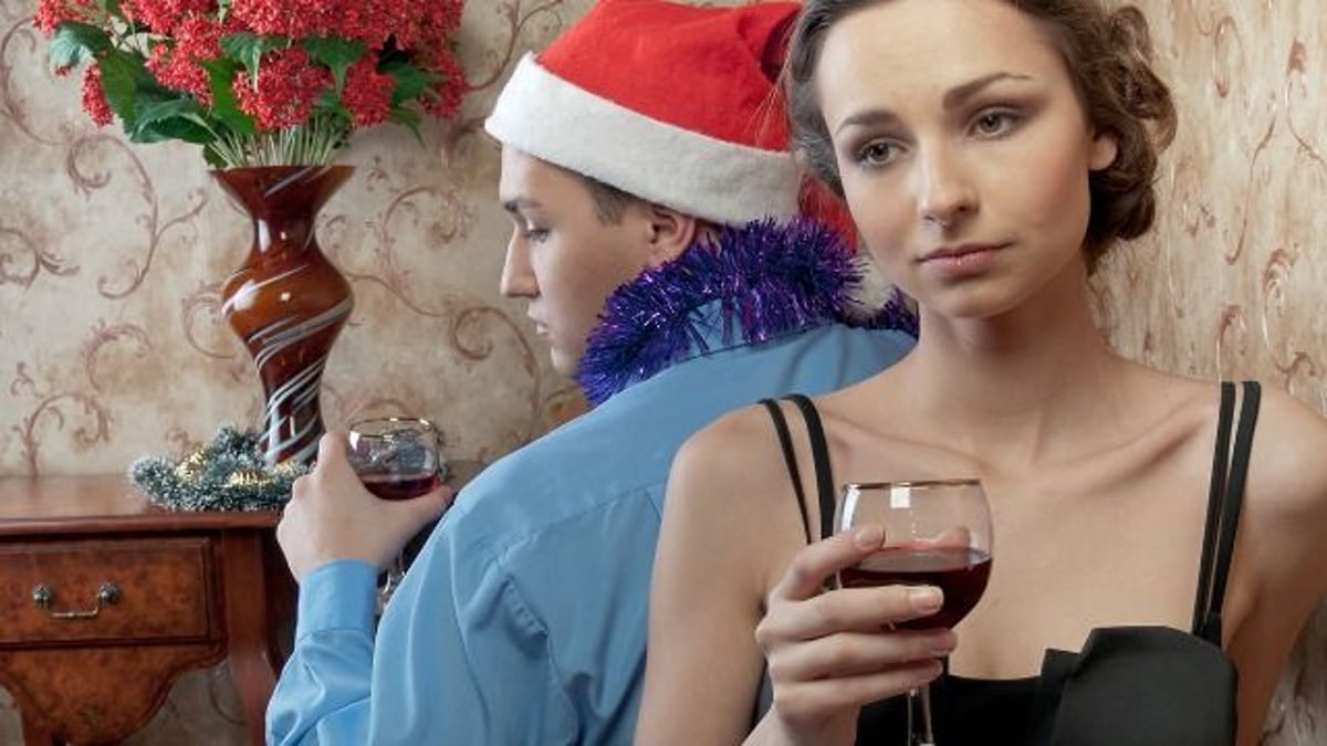 Women shows up unannounced to ex's for Xmas with their son; his fiancé leaves.