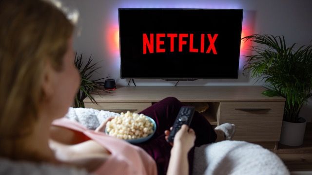 16 tweets tearing apart Netflix for their new 'no password sharing' rule.