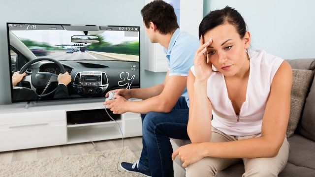 Woman asks if it was wrong to pause husband's game so he'd help with baby.