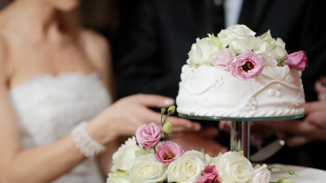 Bride asks if she was wrong to 'blow up' on sister who flaked on bringing the cake.