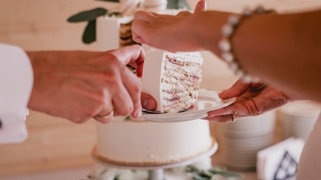 Bridesmaid asked to give huge discount on cake as 'wedding gift'; considers not going.