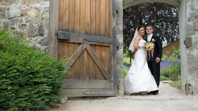 Bride ditches 'poor' friends for castle wedding, ends up with backyard pig roast.
