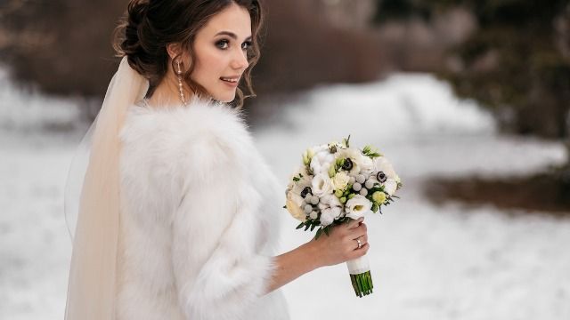 Bride kicks bridesmaid out for refusing to follow winter theme, 'go back and change.'