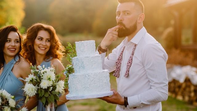 Couple on a budget serves 2 types of cake at wedding, family is 'unnecessarily mean.'