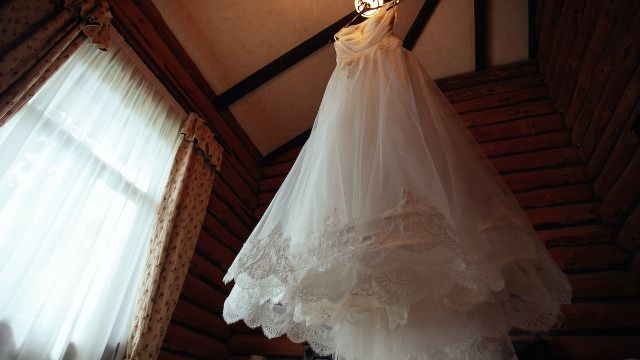 Mom asks if she's wrong to deny daughter her deceased sister's bridal gown.