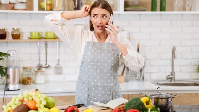 Woman kicks out friends after they 'throw a fit' over 'inappropriate' salad. AITA?