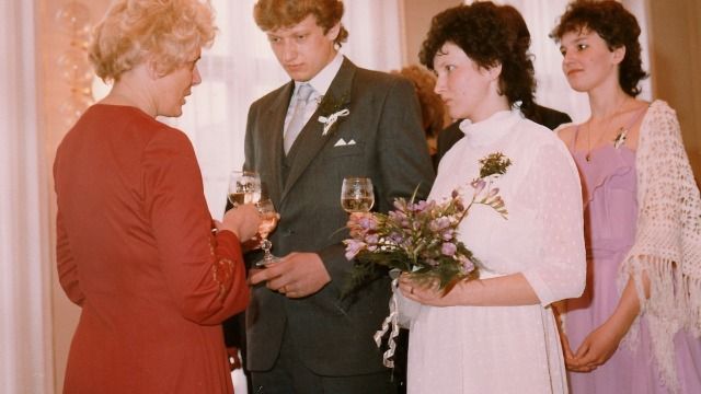 Guest remembers weird 90s wedding, 'everyone in the room was giving the side eye.'