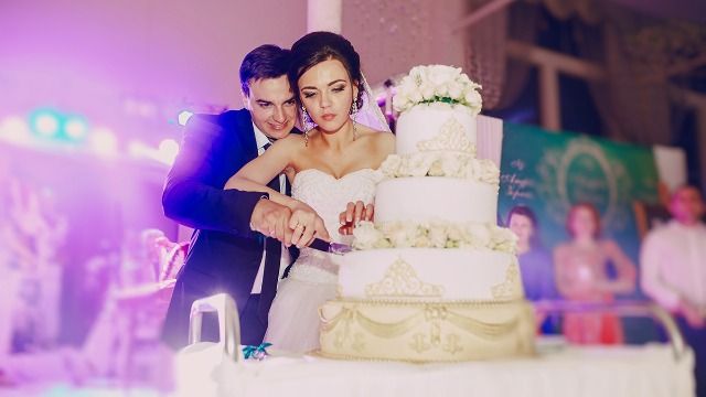 Woman considers divorce after husband pulls 'stunt' with cake at their wedding.