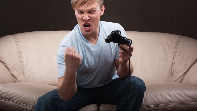 Man finishes videogame before picking wife up from airport, she’s angry