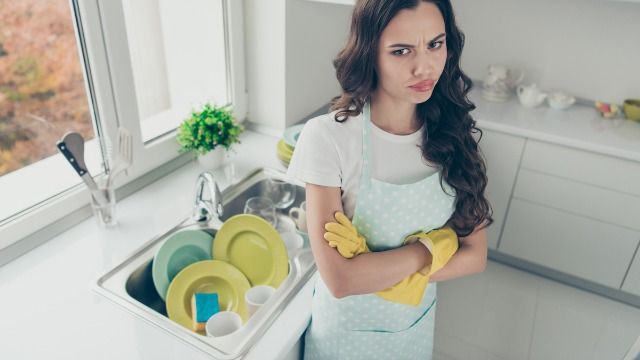 Man calls wife 'lazy', says she doesn't even know how to wash a dish. UPDATE