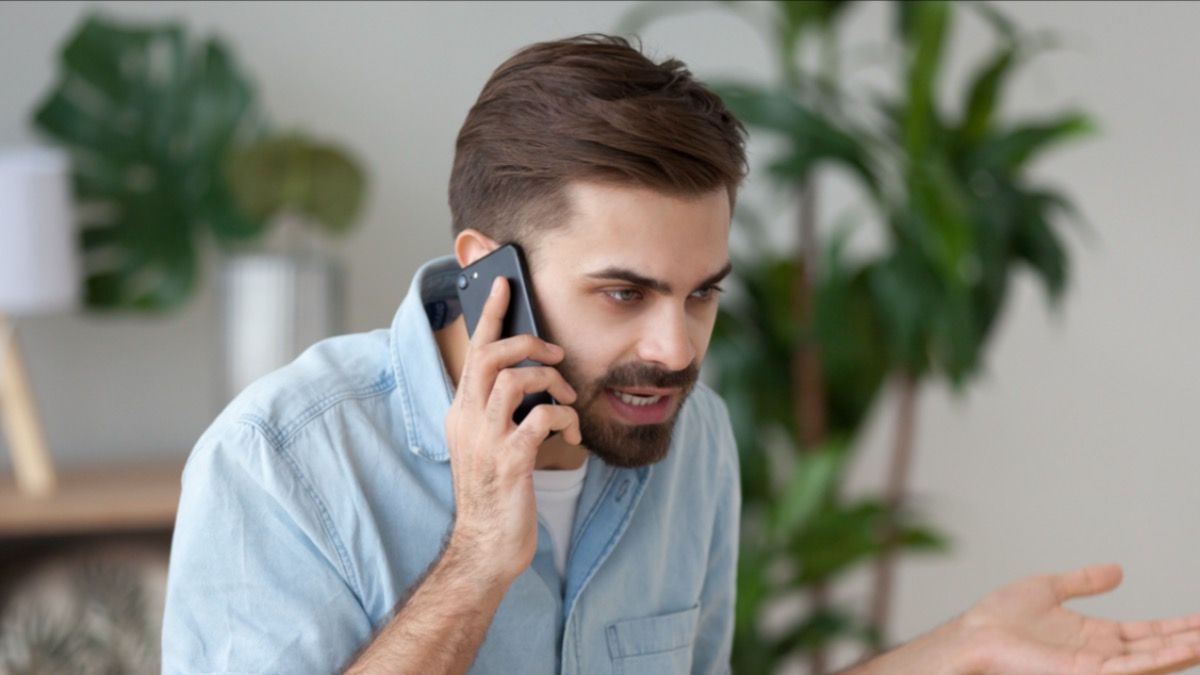 Мужик с телефоном. Злой клиент по телефону. Девушка злится на телефон. Женщина рассказывает. Девушка записывает голосовое.