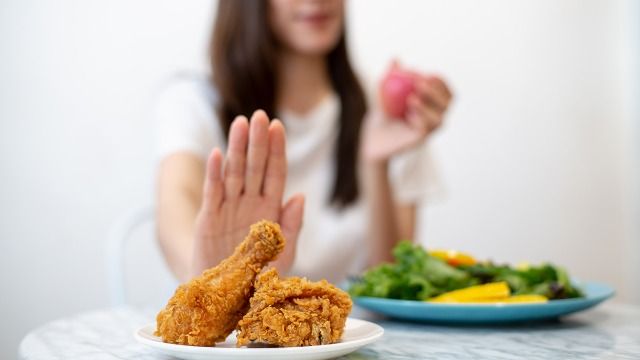 Teen asks if she was wrong to be honest and tell mom she didn't like meal she cooked.