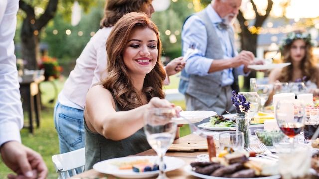 Wedding guest shames fellow guest for eating off of a decorative plate at the buffet.