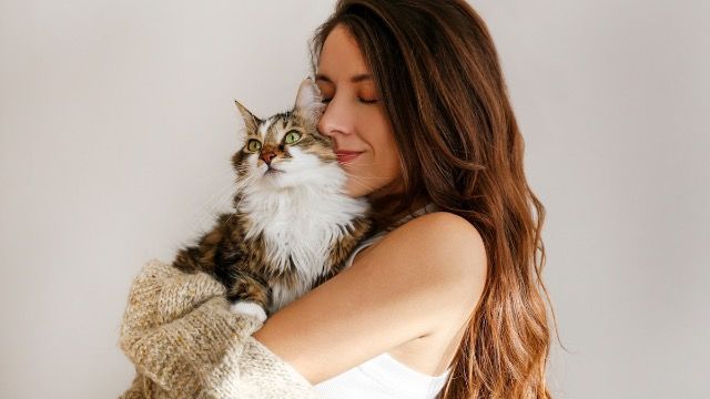 Woman asks if she's wrong to ask BF to get allergy shot so she can keep cat.