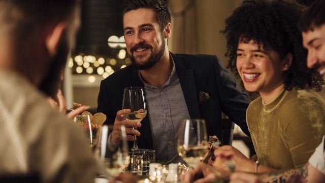 Woman's new BF starts yelling at friend when group dinner doesn't get split evenly.