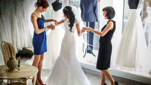 Woman rips bridal stylist apart in Spanish, not realizing the stylist speaks Spanish.