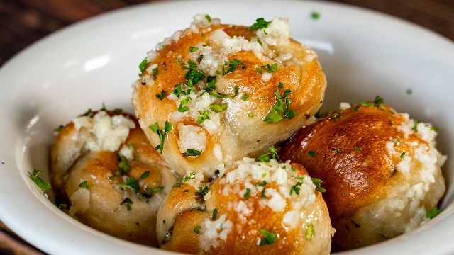 Woman thinks free garlic knots are 'creepy,' her friends aren't happy.