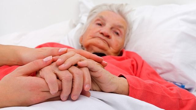 Man won't let GF break lease to care for sick grandma; says, 'I don't want a roommate.'